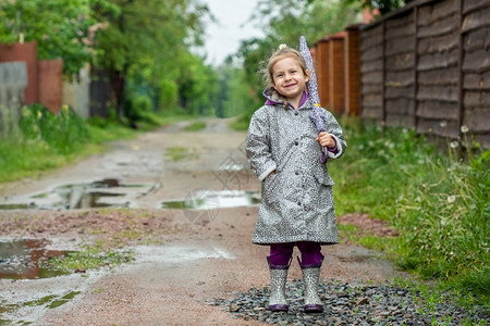 雨天穿着雨衣的小女孩橡胶高清图片素材