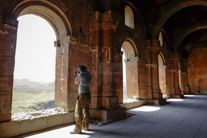 红色的古典拱廊旧废墟摄影师图片