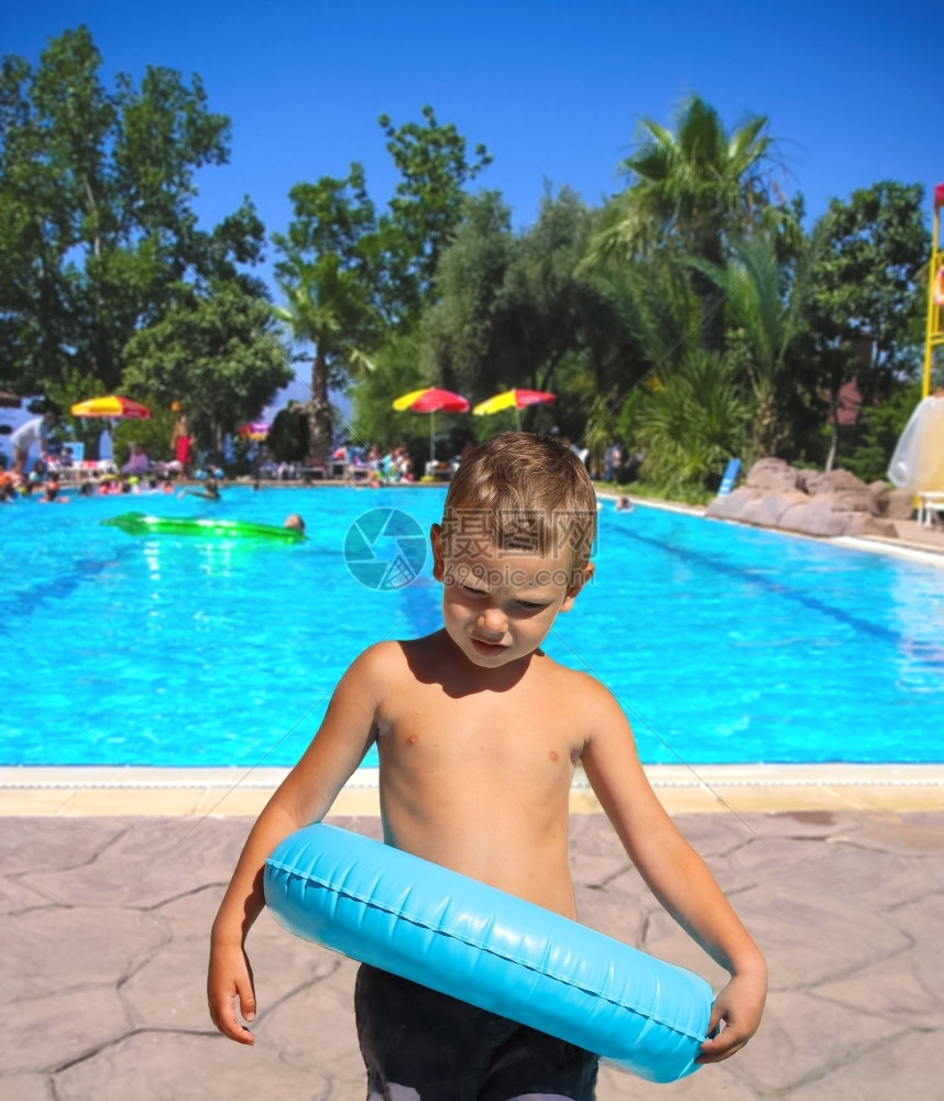 夏天假期严重的孩子站在游泳池附近温泉度假村热带图片