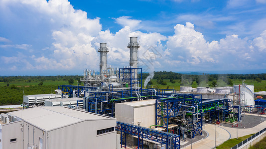 化学制造业蓝色天空的发电厂管子背景图片