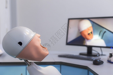 用过的牙科学生使用人类头型模范卫生拱图片