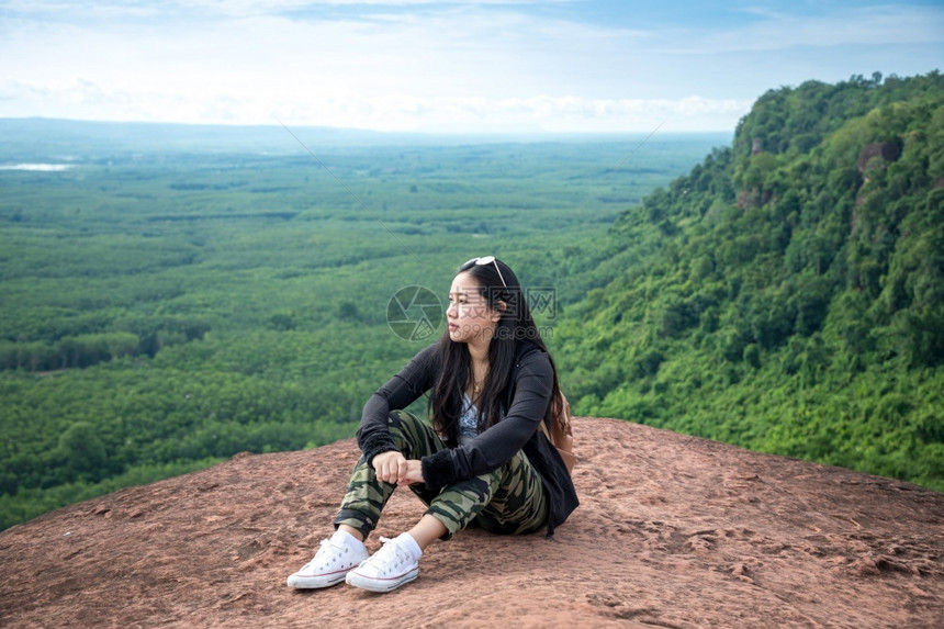 富泰国BuengkanHinSamWanPhuSing山顶上的年轻女子徒步旅行夏天图片