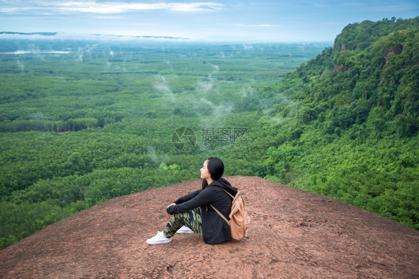 年轻的泰国BuengkanHinSamWanPhuSing山顶上的年轻女子海亚洲图片
