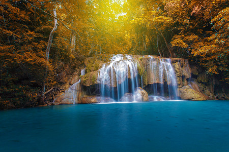 秋天岩石环境林的瀑布和树泰国坎沙那毛里图片
