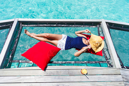 假期马尔代夫妇女睡在海面上觉太阳图片