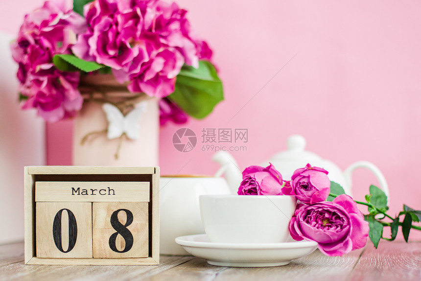 问候Womenrsquos日3月8日树历国际Womenrsquos日在粉红色的背景上装饰着粉红色和紫的花朵早上好喝杯茶或咖啡天庆图片