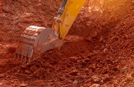 拆除出租通过在建筑工地Bucket挖掘土进行回翻工作在挖土厂的Bucket挖土厂掘Crawler挖土机在泥上挖户外图片