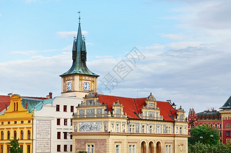 尖顶从布拉格查理大桥看布拉格古建筑的片段捷克布拉格古建筑灰泥屋顶图片