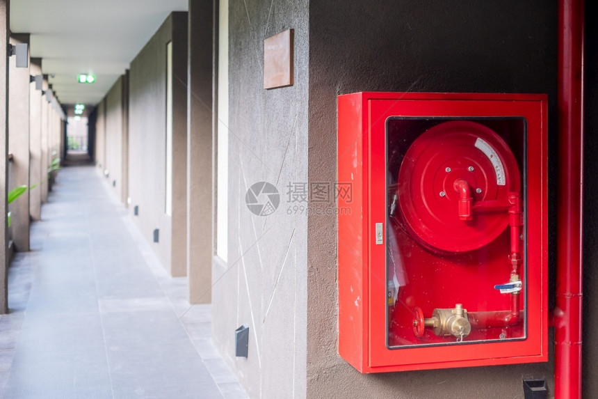 处理墙底壁上的灭火器和水泵系统工业和住宅的强力应急设备用于工业和住宅的保护强大图片