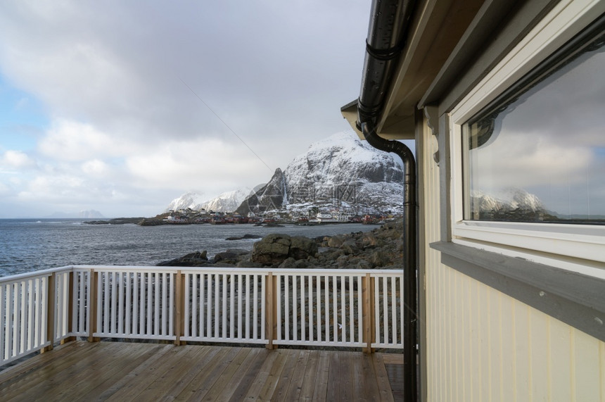 景色优美覆盖白雪的山地罗弗滕群岛冬季风景挪威美丽的风景挪威斯堪的纳维亚冬季罗弗敦海岸暮图片