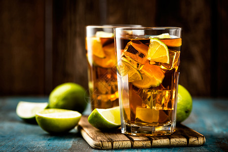 小冰古巴利伯或长岛的冰茶鸡尾酒加烈饮料可乐柠檬和玻璃冰冷长水酒鬼酸橙背景