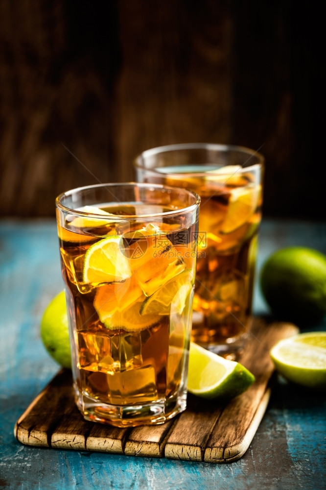 立方体龙舌兰酒古巴利伯或长岛的冰茶鸡尾酒加烈饮料可乐柠檬和玻璃冰冷长水镇图片
