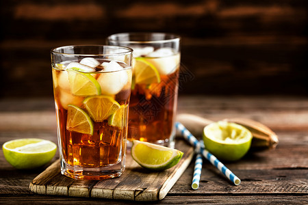 牙买加骡子龙舌兰酒牙买加新鲜的古巴利伯或长岛的冰茶鸡尾酒加烈饮料可乐柠檬和玻璃冰冷长水背景