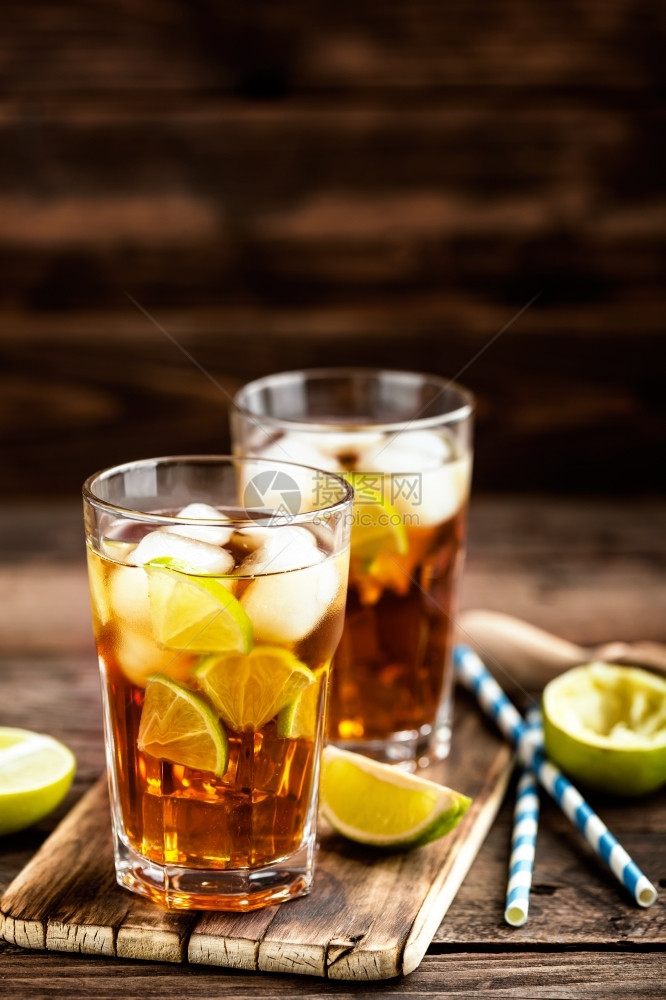 古巴利伯或长岛的冰茶鸡尾酒加烈饮料可乐柠檬和玻璃冰冷长水小酒酸橙骡子图片