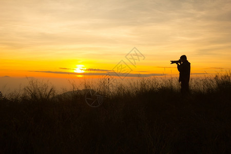 拍摄日落时风景照片的摄影记者周光片孤独日出自然图片