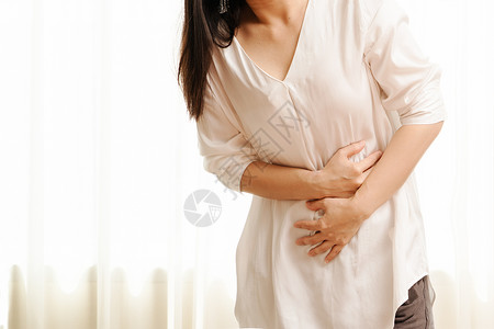 腹部疼痛的年轻妇女图片