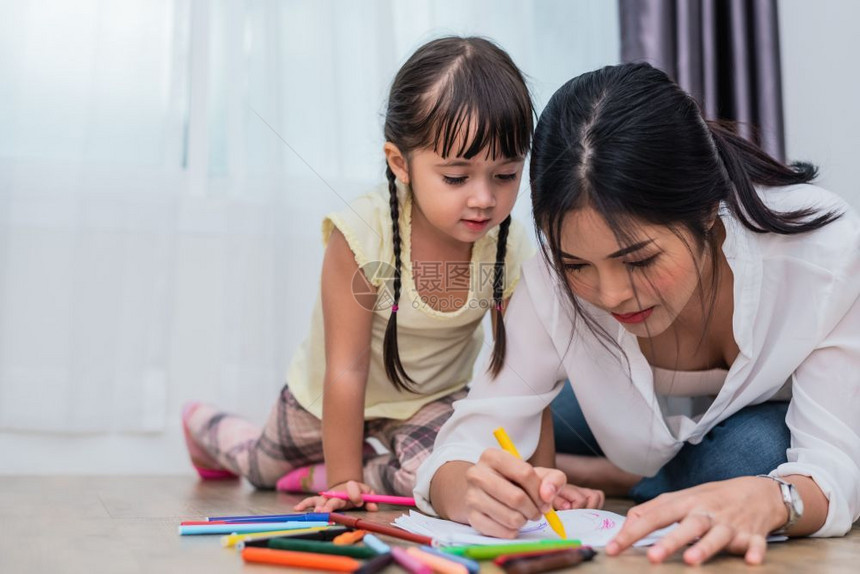 女孩班级学习妈教她女儿在艺术课上画回到学校和教育概念孩子和主题家庭甜蜜的主题妈教她女儿绘画图片