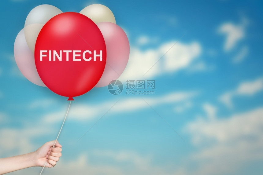 货币电子的战略持有fintech或金融技术的手持Findtech或金融技术气球天空背景模糊图片