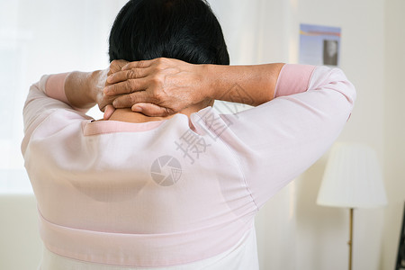 颈部疼痛的老年妇女背景图片