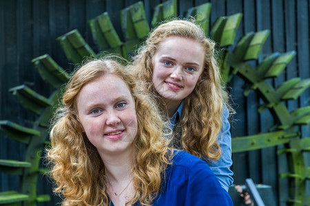 两个欧洲少女姐妹在水厂前面的修人类幸福青少年图片