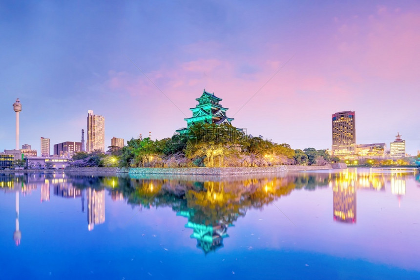 白色的塔日本樱花季广岛城堡日本樱花季美丽的图片