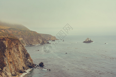 波浪美国加利福尼亚州太平洋海岸的晨雾多路段地平线图片