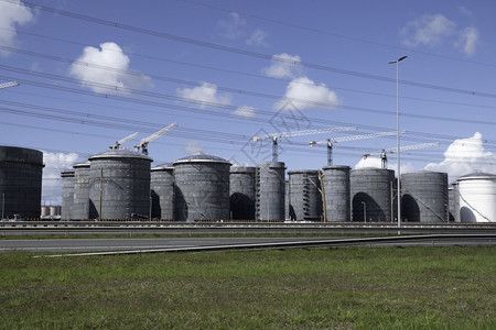 天活力欧洲港口鹿特丹附近最大的霍兰港新储油罐存设施电图片