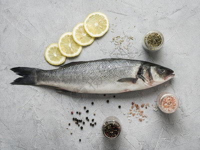 高分辨率光相片平板非素鱼柠檬香料和优质照片烹饪平坦的海鲜图片