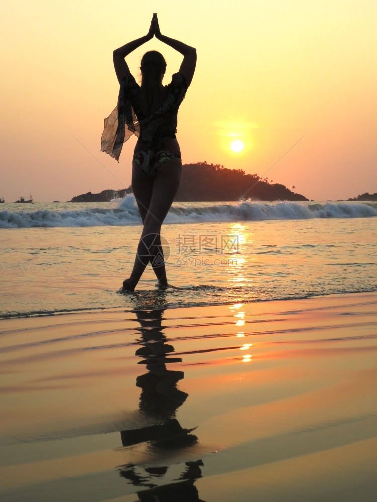 印度南果阿海滩上的妇女岩石波浪印度人图片
