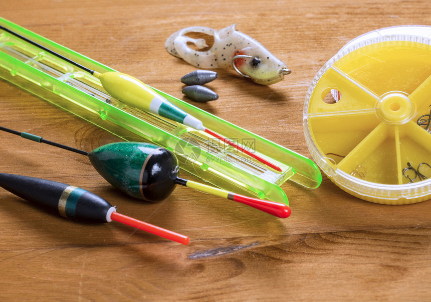 齿轮夏季捕捞的钓鱼口浮标圆黄箱鱼钩等与浮动和圆箱为钩子设置的钓鱼线卷轴抓住图片