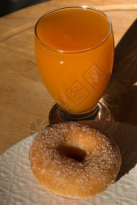 白迪什的炸甜圈和苹果汁杯面包店健康甜点图片