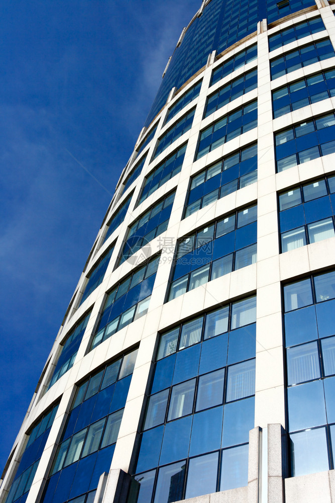 排天空阳光现代办公大楼的低角度图片