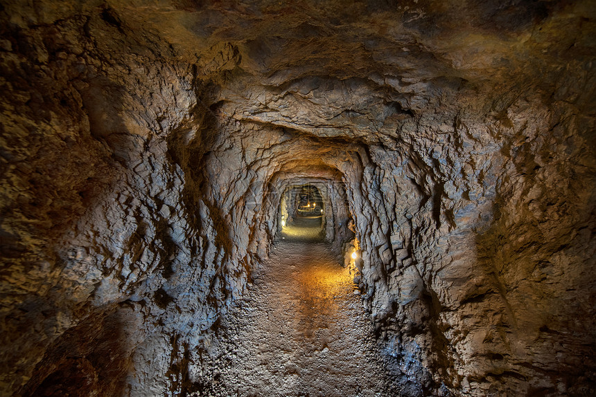 金子内部的位于西班牙穆尔亚的著名LaUnion矿井内地隧道图片