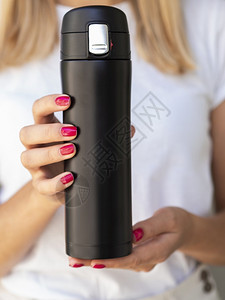 OlympusDigitalCamera紧握着热水瓶的手杯子背包游客图片