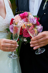 新娘和郎的晶杯葡萄酒派对生日图片