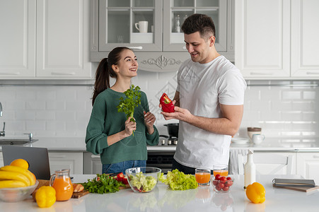 年轻夫妇做饭家2人类勺子快乐的图片