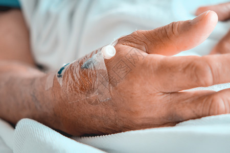 手术医疗护理院内病人手亲滴IV的近视象事故摄影图片