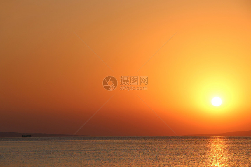 风景优美海滩暮清晨在红和橙色天空上美丽的日落风景在红海和橙色天空之上的美丽夕阳清晨令人惊叹的夏日黎明清晨在海洋上空的黎明图片