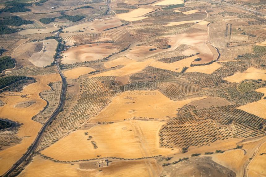 场地路线在大都市区以外的马德里域空中观察飞越农田和西班牙公路上空飞行越农业田间和马路目的地图片