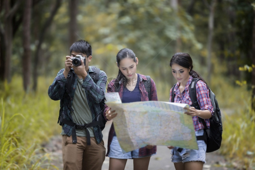 女带着朋友背包一起徒步旅行看在路边照相摄影机拍寻找快乐的喜悦假期概念旅行时间较慢亚洲集团青年群与朋友背包一起远足旅行运动徒步者图片
