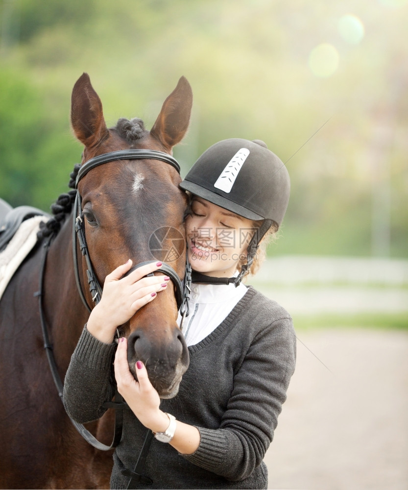 关心头盔一种美丽的CandidCandid一位快乐的青少年拥抱她的马出门小鼻子肖像图片