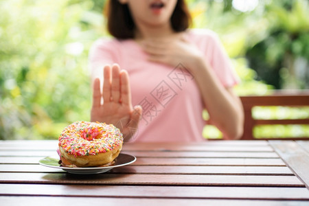 拒绝美食减肥的女性背景图片