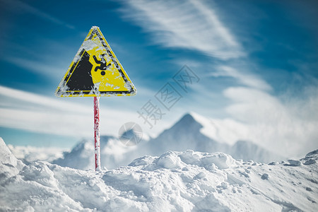 雪堆覆盖顶端的黄色警告标志冬山和本底蓝天空上的紫色警告符号俄罗斯图片