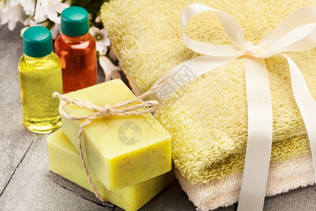 橄榄肥皂底油在木制桌子上卫生健康图片