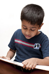 短的家一个英俊印度孩子在看功课运动衫图片