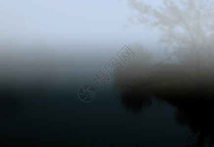 蓝色的1月在森林池塘里月亮上笼罩着浓雾的深下多路段秋季图片