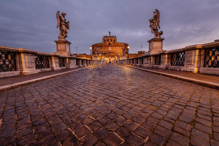 位于意大利黎明的罗马蒂贝尔河上圣天使城堡和桥超过雕像意大利语图片