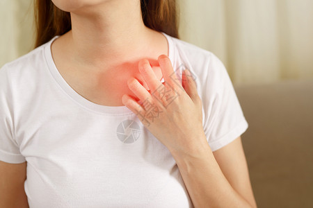 麻疹皮肤科治疗由于COVID19妇女患有痒皮肤刺激的病身体背景