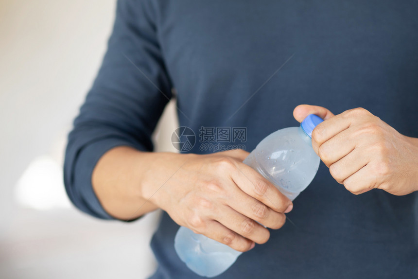 吸引人的类透明一个喝冷水因为天气非常炎热所以他喜欢喝冷水图片