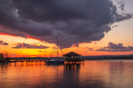 惊人的自然在木制码头和船只上美丽的日落风景旅行图片